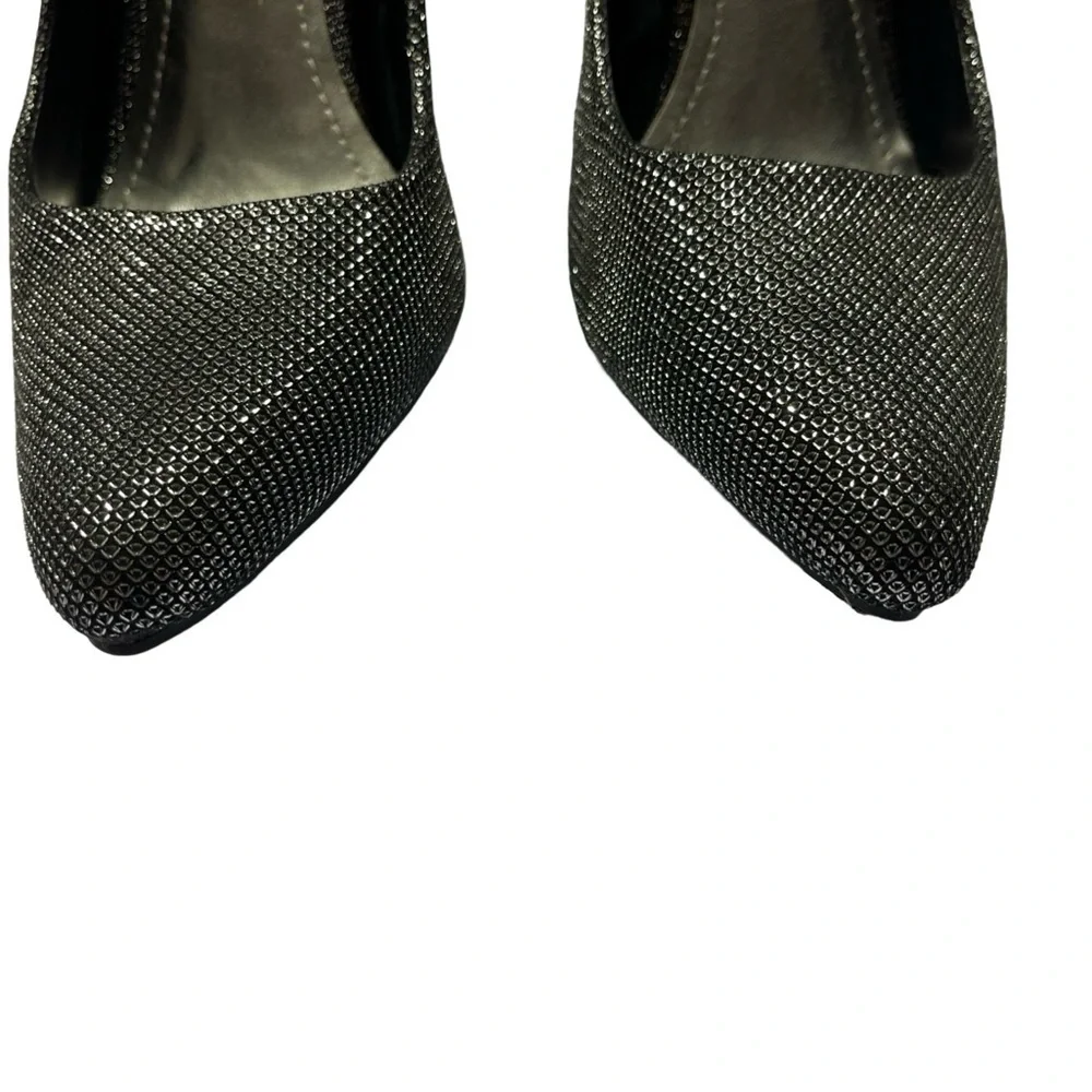 EUC Jennifer Lopez Shiny Gray/Black 4 Inch Heels Size 6.5
